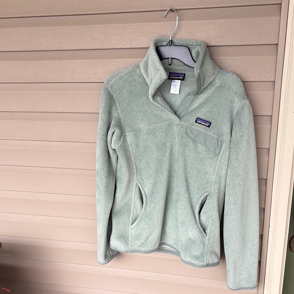 Patagonia Green Teddy Jacket with High Collar and Partial Zipper